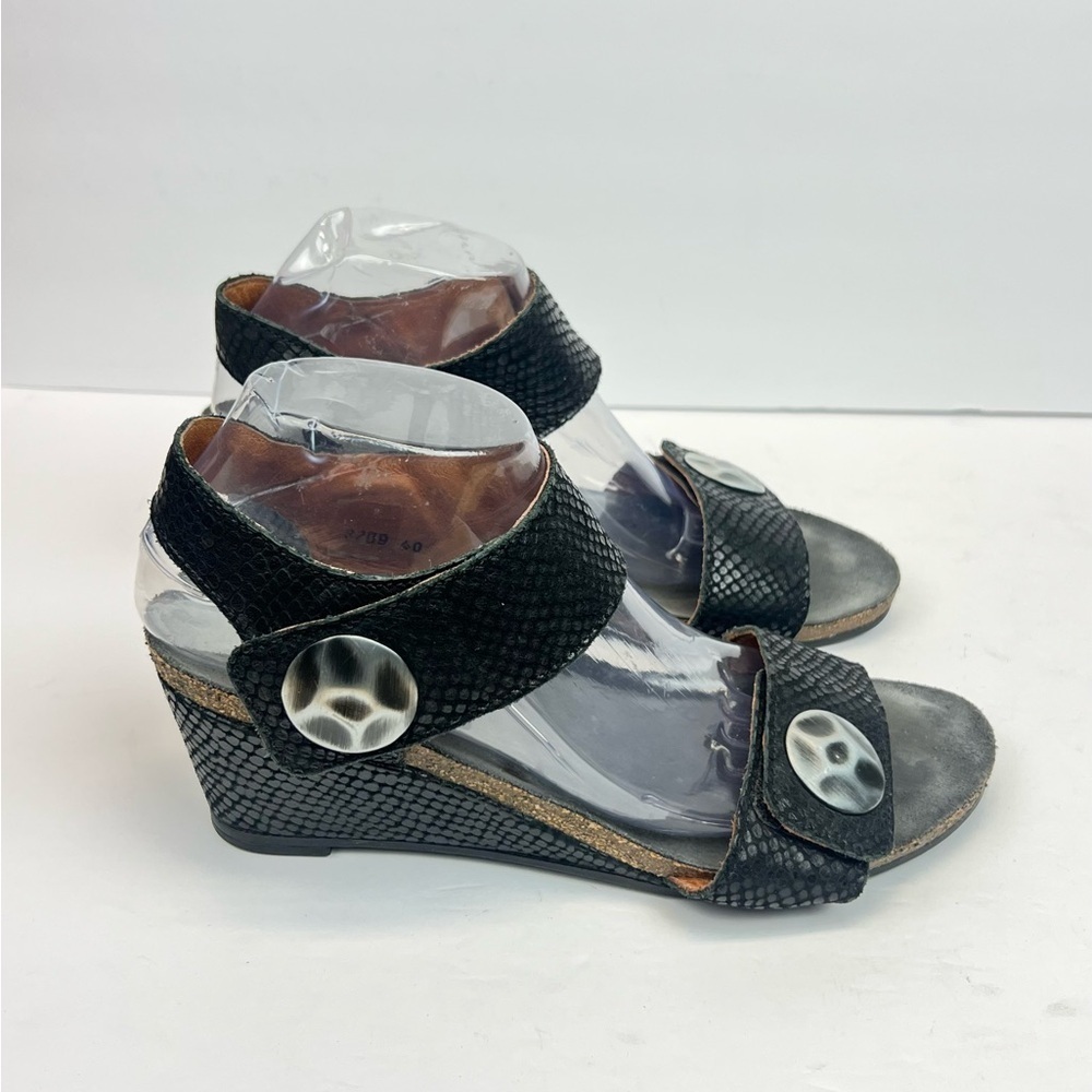 Taos Women's Boardwalk Wedge Sandal Black Size 9.5 Hook & Loop Reptile Embossed
